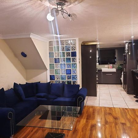 Home Away In A Close Thamesmead  Екстериор снимка