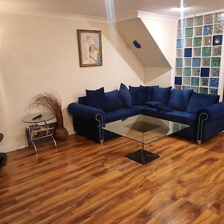 Home Away In A Close Thamesmead  Екстериор снимка