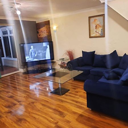 Home Away In A Close Thamesmead  Екстериор снимка
