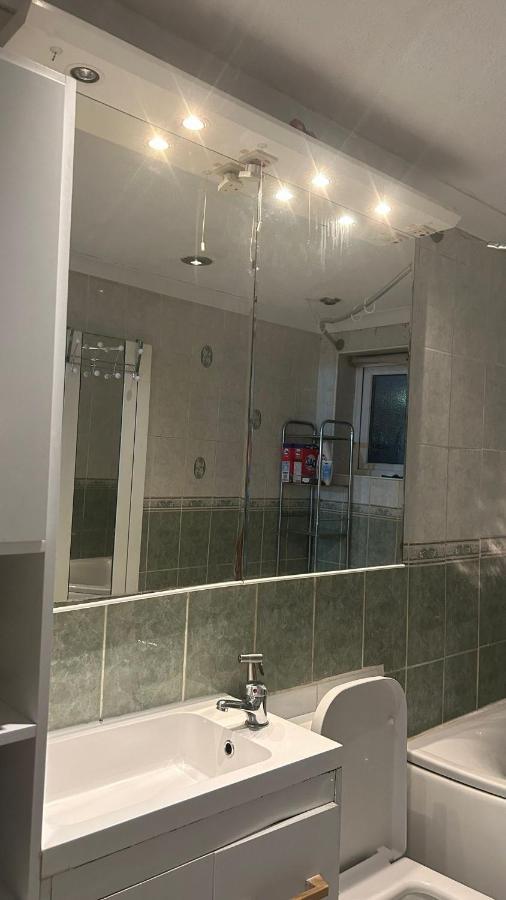 Home Away In A Close Thamesmead  Екстериор снимка