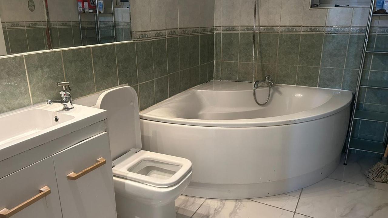 Home Away In A Close Thamesmead  Екстериор снимка