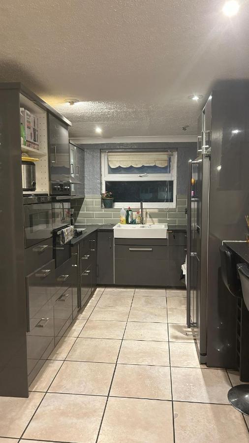 Home Away In A Close Thamesmead  Екстериор снимка