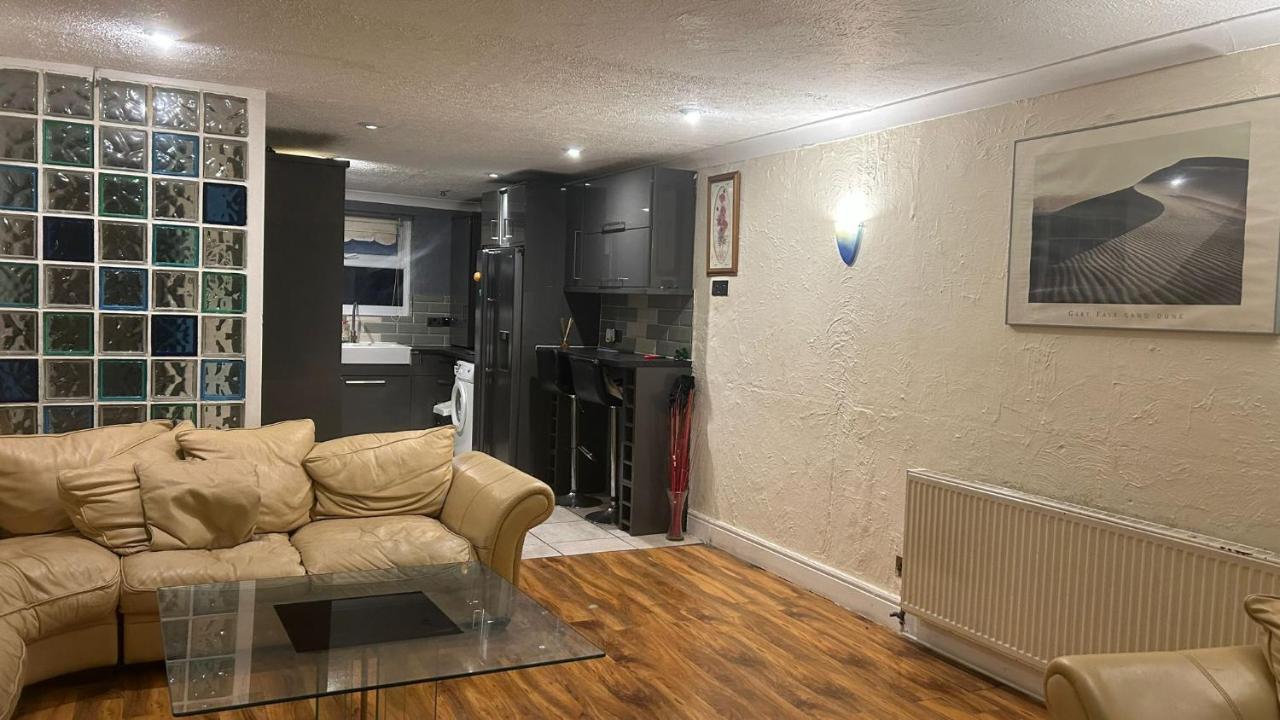Home Away In A Close Thamesmead  Екстериор снимка