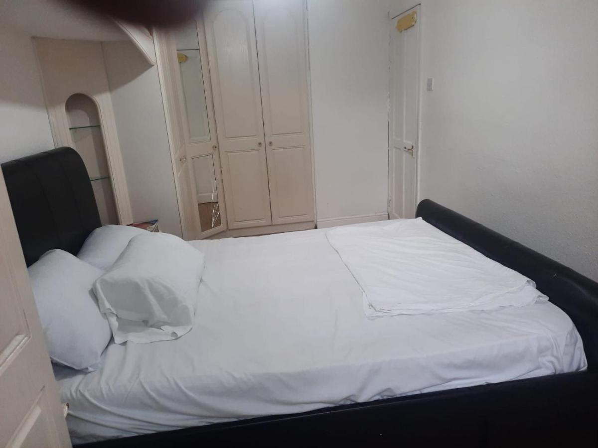 Home Away In A Close Thamesmead  Екстериор снимка