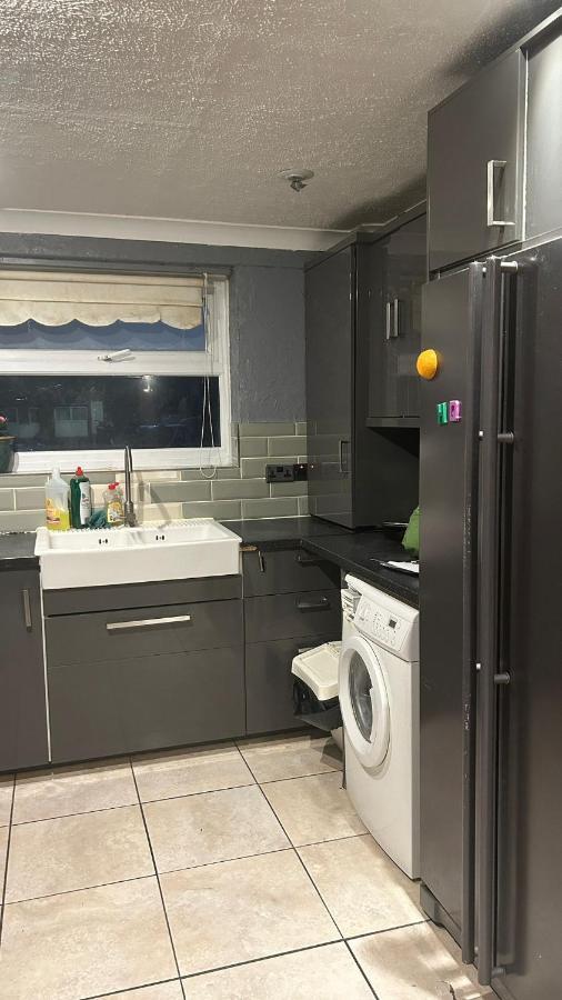 Home Away In A Close Thamesmead  Екстериор снимка