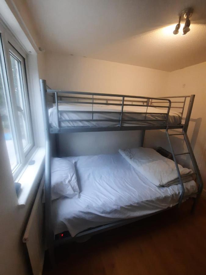 Home Away In A Close Thamesmead  Екстериор снимка